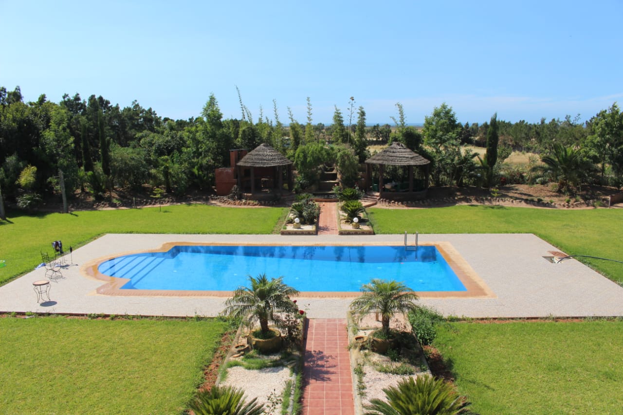 Villa de prestige à vendre sur un terrain de 18 920 m² avec piscine et jardin privé — 6