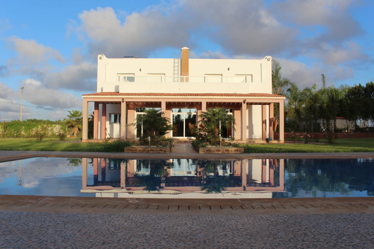 Villa de prestige à vendre sur un terrain de 18 920 m² avec piscine et jardin privé